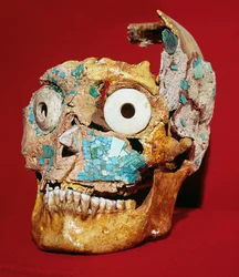 Czaszka ozdobiona mozaiką w kolorze turkusowym i kości słoniowej, Mixtec, z Grobowca 7, Monte Alban, 1300-1450